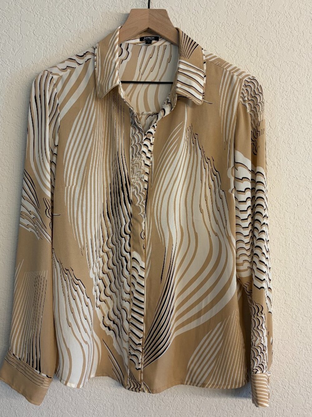 Express Relaxed Portofino Shirt Size M Tan Cream Abstract Print